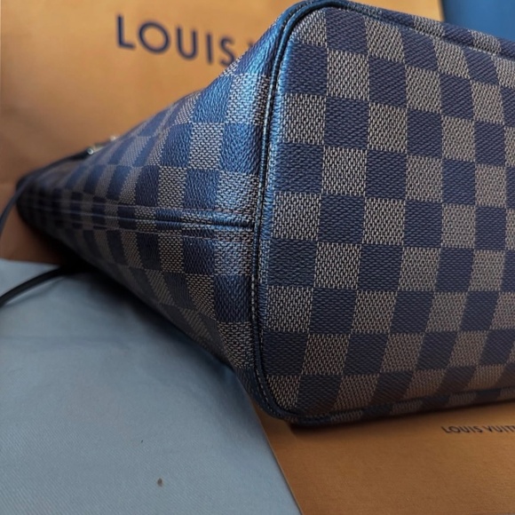 Louis Vuitton Neverfull MM - Picture 14 of 16